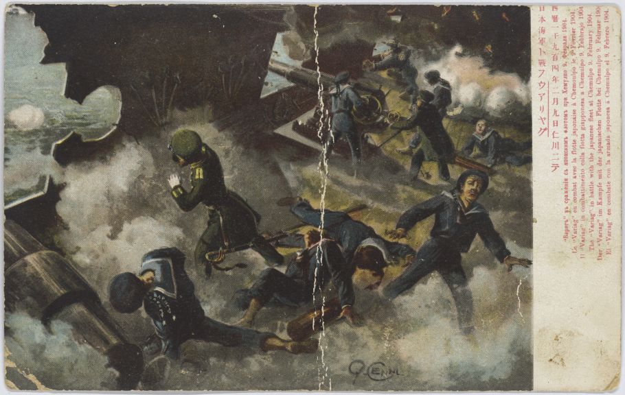 Kartka pocztowa z rysunkiem przedstawiającym bitwę morską z perspektywy pokładu statku, widoczni marynarze strzelający z dział. Pop prawej stronie widoczne napisy w kilku językach.