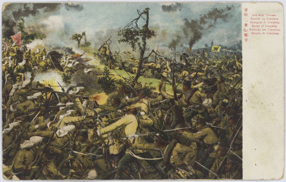 Karta pocztowa przedstawiająca bitwę. Tłumy żołnierzy są zwarte w walce. Po prawej stronie napisy w kilku językach.