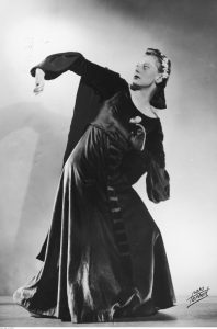 Zdjęcie tańczącej kobiety w długiej sukni.
