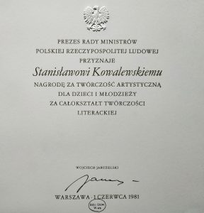 Dyplom z wytłoczonym orłem.