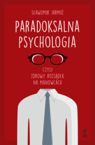 Okładka książki Paradoksalna psychologia. Na czerwonym tle tułów w białej koszuli z krawatem nad nim okulary wiszące w powietrzu.