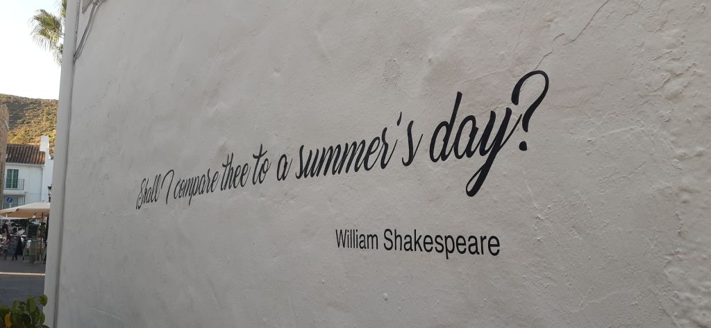 Zdjęcie ściany budynku, na niej napis: Shall I compare thee to a summer's day?