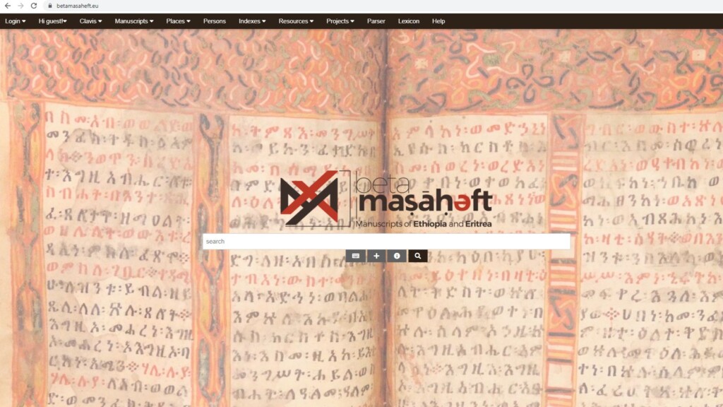 Zrzut ekranu z głównej strony bazy betamasaheft, widoczne okno wyszukiwania, w tle strony zdjęcie stron manuskryptu