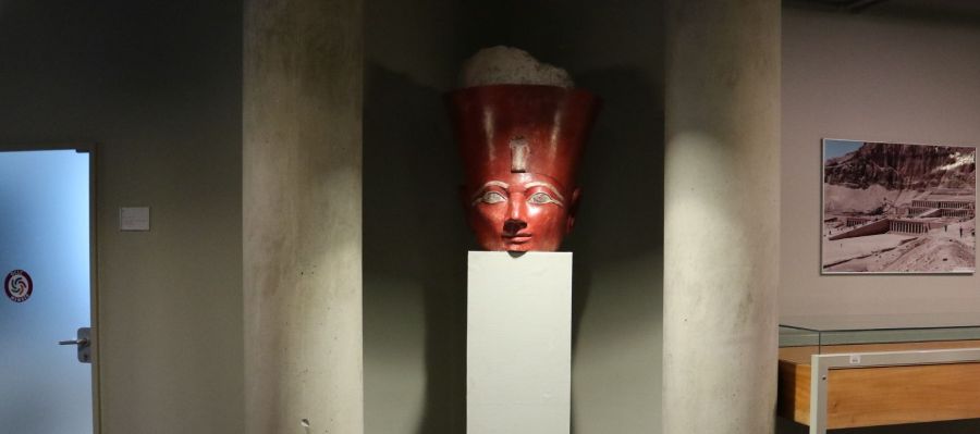 Rzeźba w BUW przedstawiająca popiersie Hatszepsut