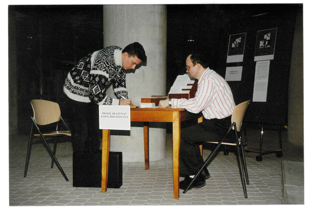 zdjęcie czytelnika wypełniającego deklarację przy stoliku bibliotekarza