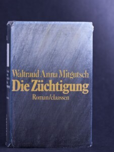 Zdjęcie okładki książki w koliorze niebieskim ze złotymi napisami.