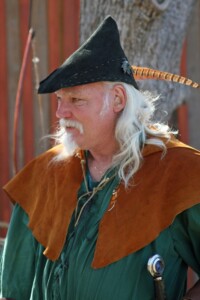 Zdjęcie brodatego mężczyzny w średniowiecznym stroju.