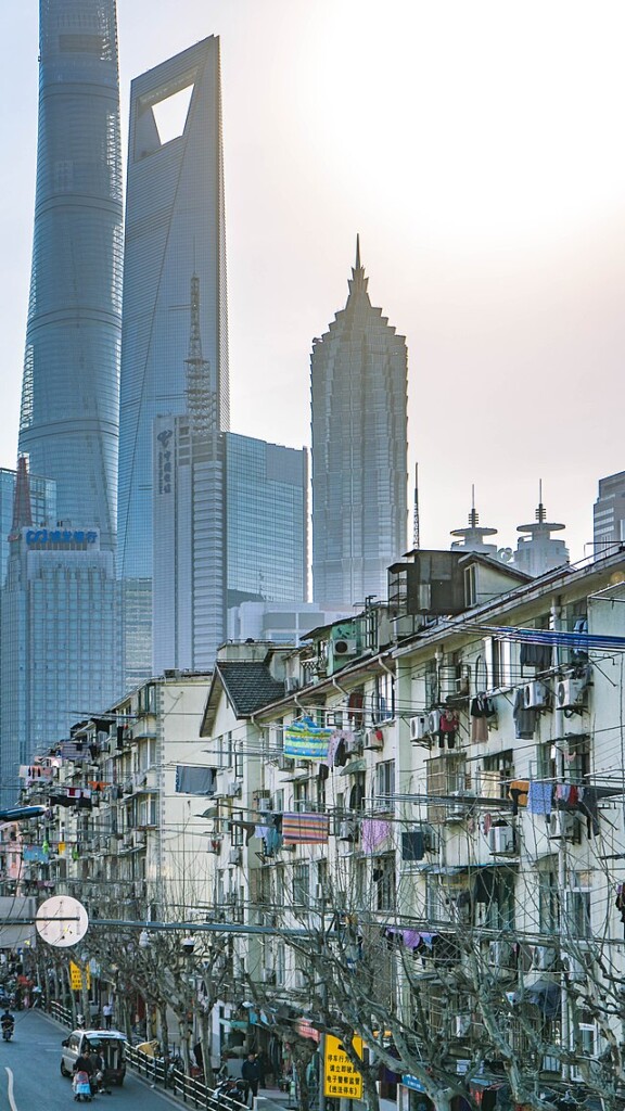 Zdjęcie ulicy w Szanghaju, w tle wieżowce.
