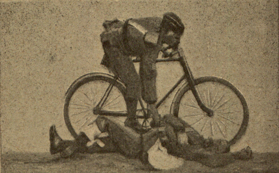 mężczyzna na rowerze podnoszący rannego żołnierza