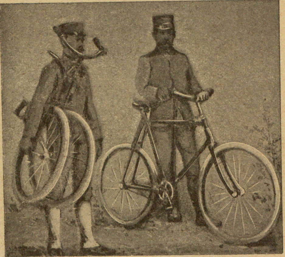 dwóch żołnierzy. Jeden z rozłożonym rowerem, drugi ze złożonym rowerem.