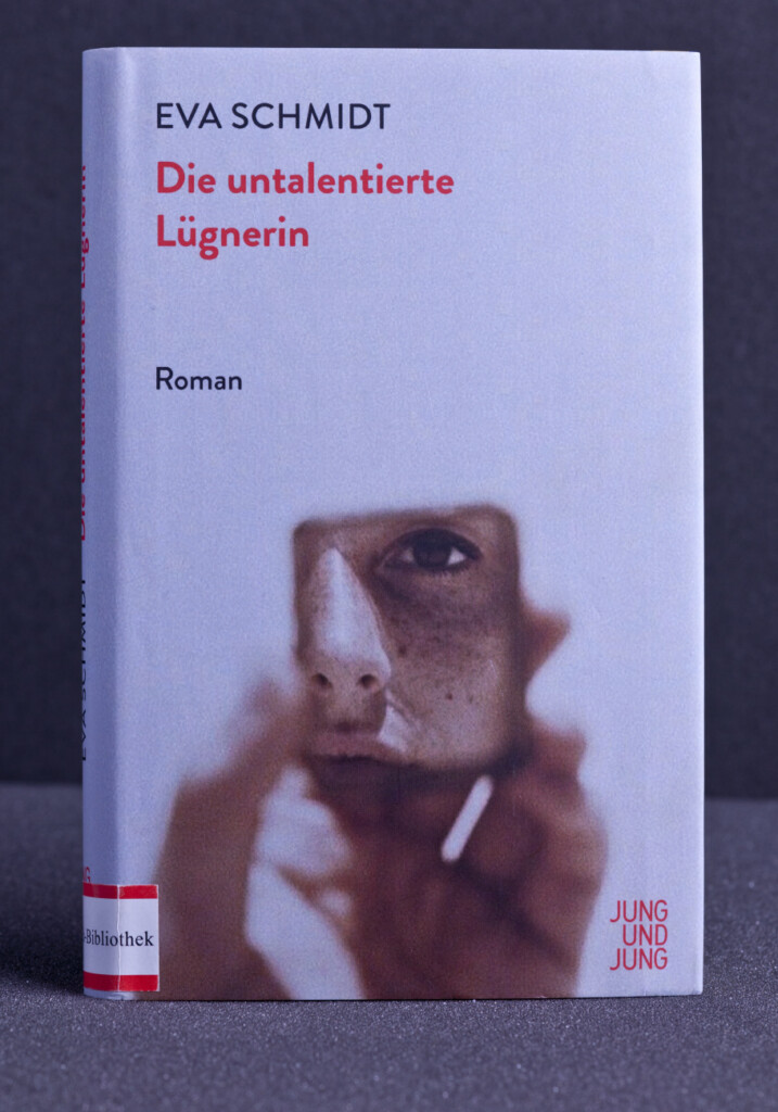 Okładka książki Die untlentierte Lugnerin, na niej lusterko, w którym odbija się twarz młodej kobiety