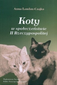 Okładka książki Koty w społeczeństwie II Rzeczypospolitej, na niej zdjęcie dwóch kotów na zielonym tle