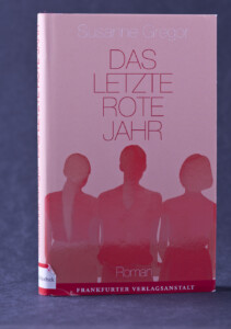 Okładka książki Das letzte rote jahr, na niej cienie trzech młodych kobiet, stojących obok siebie w kolorze czerwonym.