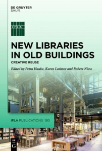 Okładka książki New libraries in old buildings, na zielonym tle zdjęcie czytelni bibliotecznej w budynku pofabrycznym