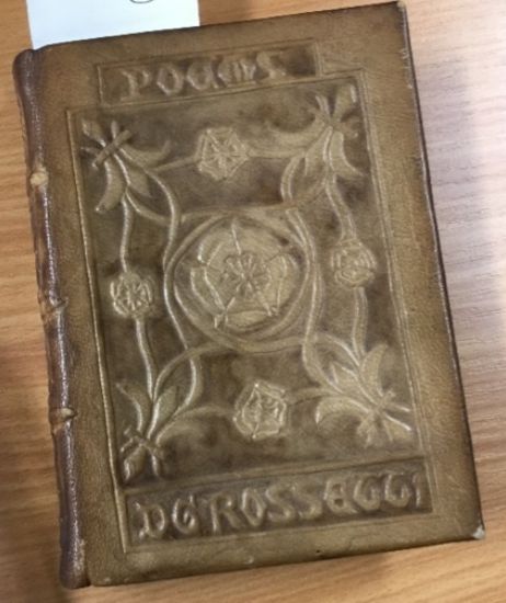 skórzana oprawa książki tłoczona w motyw róży Tudorów