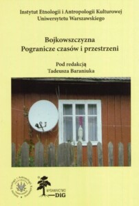 Okładka książki Bojkowszczyzna, na niej zdjęcie fasady drewnianego domu, obok okna przytwierdzona jest antena satelitarna.