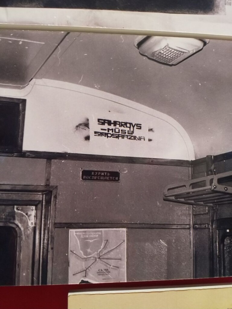 stare czarno białe zdjęcie - napis wewnątrz wagonu pociągu osobowego