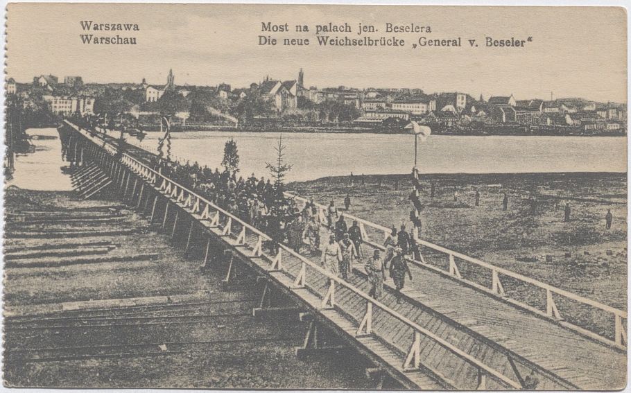 duża grupa ludzi idących po drewnianym moście ozdobionym wieńcami