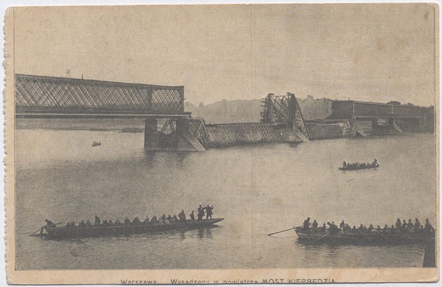 most na rzece i pływające koło niego 3 długie łodzie