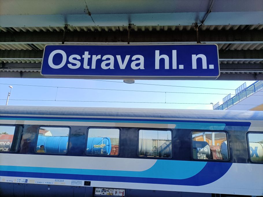 pociąg osobowy, nad nim napis na stacji Ostrava hl. n.