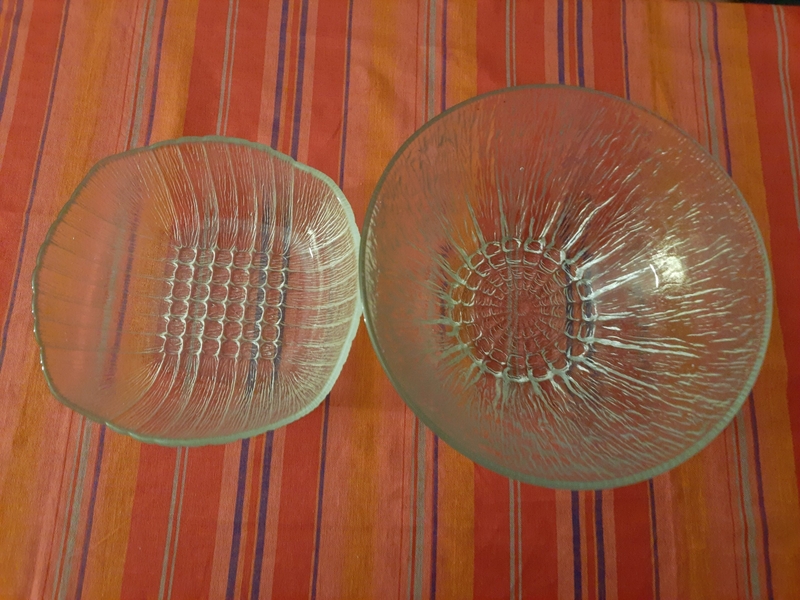 dwie misy szklane, okrągła i bardziej kwadratowa, widziane od góry