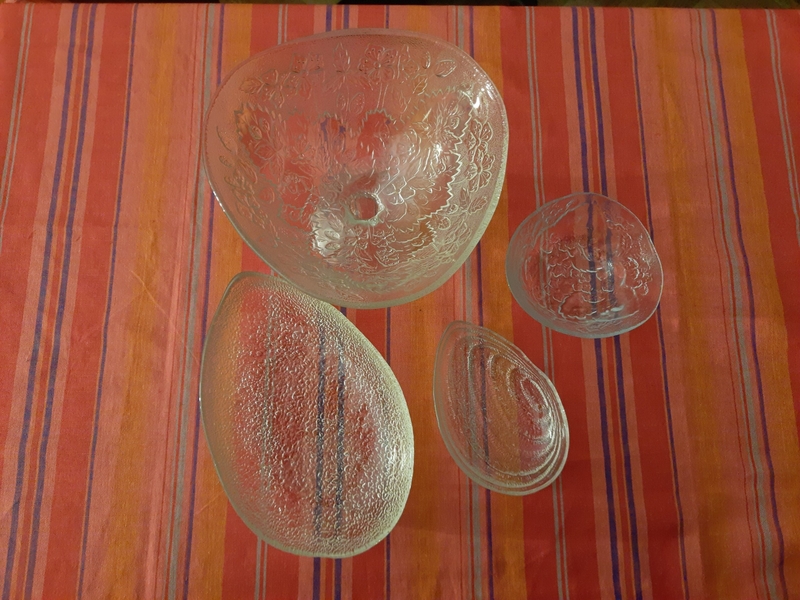 cztery naczynia szklane, dwa podłużne, dwa przypominające trójkąt, widziane od góry