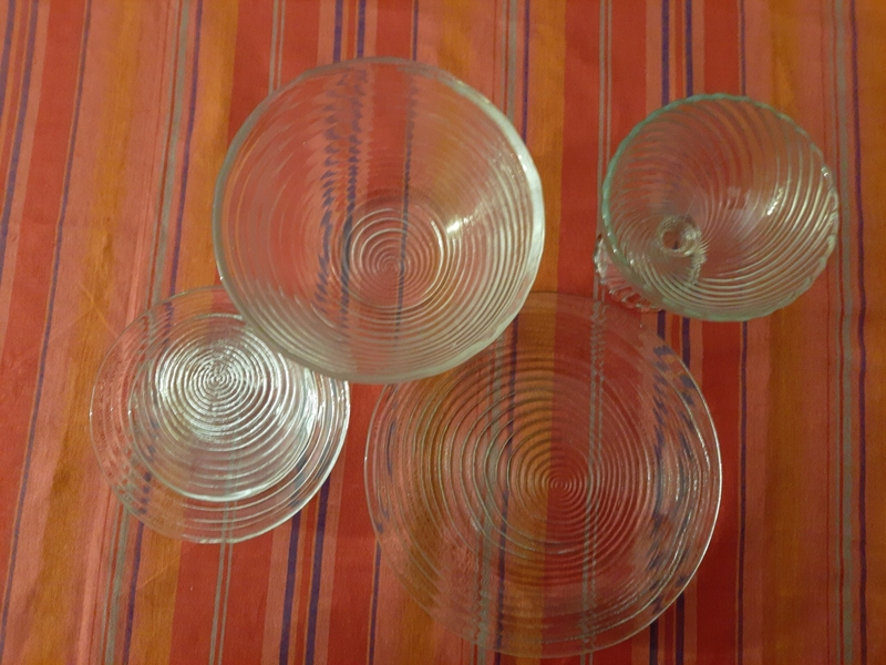 cztery okrągłe naczynia z przezroczystego szkła widziane od góry