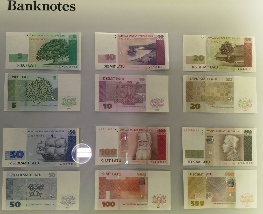 zdjęcie kolorowych banknotów w gablocie