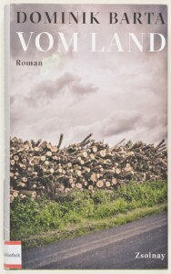 Okładka książki Vom Land, na niej zdjęcie ułożonych wzdłuż drogi ściętych pni drzew.