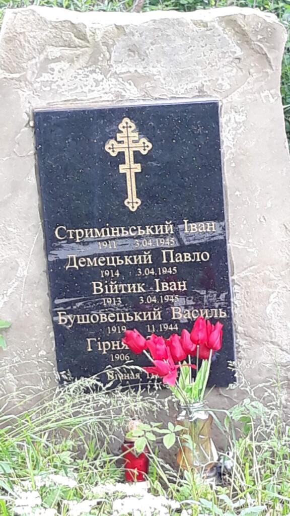 Zdjęcie nagrobka z nazwiskami zmarłych zapisanymi cyrylicą.