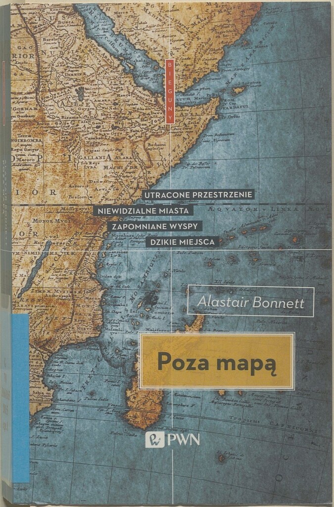 Okładka książki Poza mapą, jej tło stanowi fragment mapy pokazujący wschodnie wybrzeże Afryki.