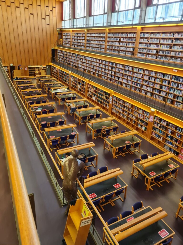 widok z góry na czytelnię biblioteczną