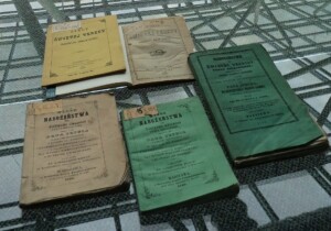 5 książek leży na szklanym blacie