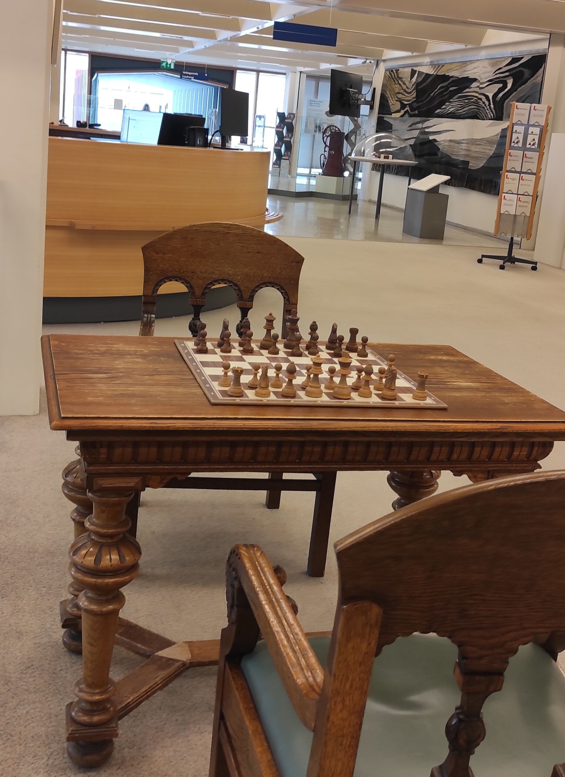 stół z rozstawioną szachownicą