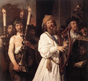 Obraz, na nim brodaty mężczyzna w turbanie i koronie na głowie gra na harfie zawieszonej na ramieniu, otaczają go inni mężczyźni niosący ogromne świeczniki i śpiewający