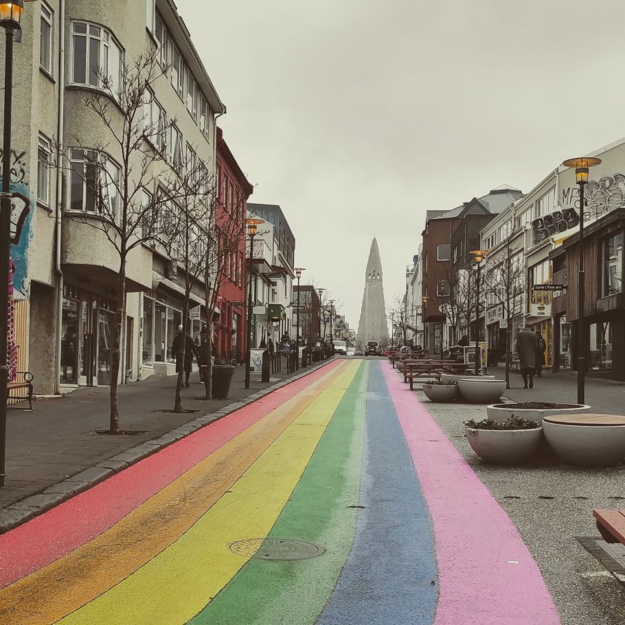 ulica w mieście pomalowana w tęczowe pasy