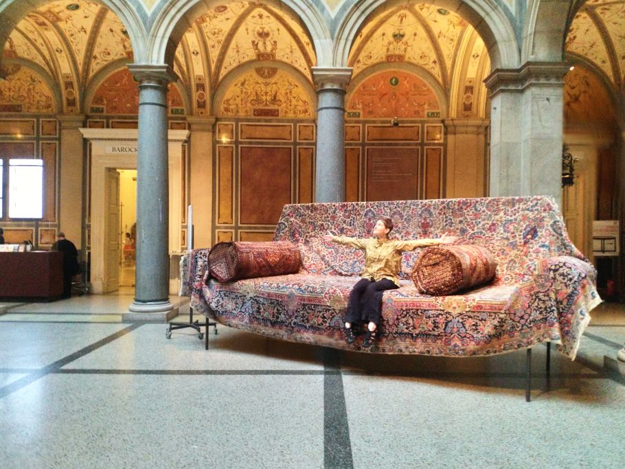 Zdjęcie bibliotekarki na gigantycznej kanapie