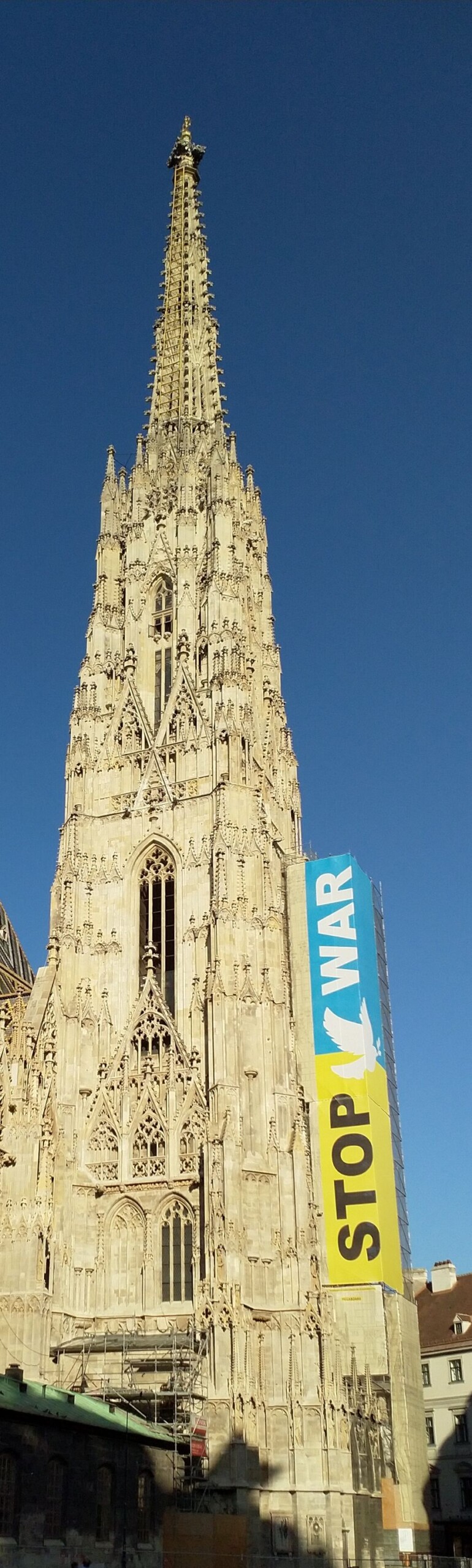 transparent "stop war" w kolorach flagi ukraińskiej na wieży kadedry