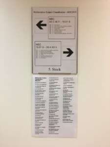 Zdjęcie dwóch tablic z informacjami o lokalizacji książek.