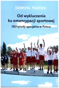 Okładka książki Od wykluczenia do emancypacji sportowej, na niej zdjęcie młodych chłopców na podium zawodów sportowych.