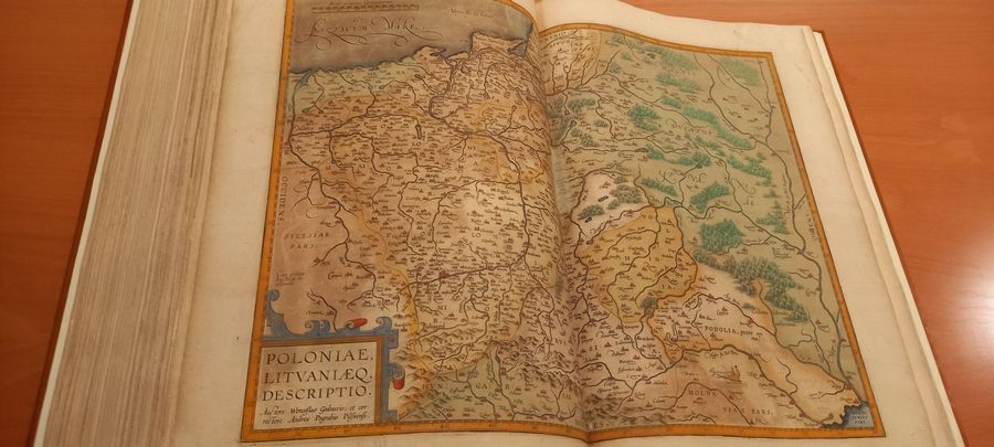 Zdjęcie atlasu z mapą opisaną jako Poloniae-Litvanieo.