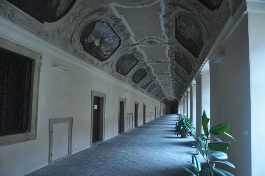 Zdjęcie ozdobionego freskami szerokiego korytarza.