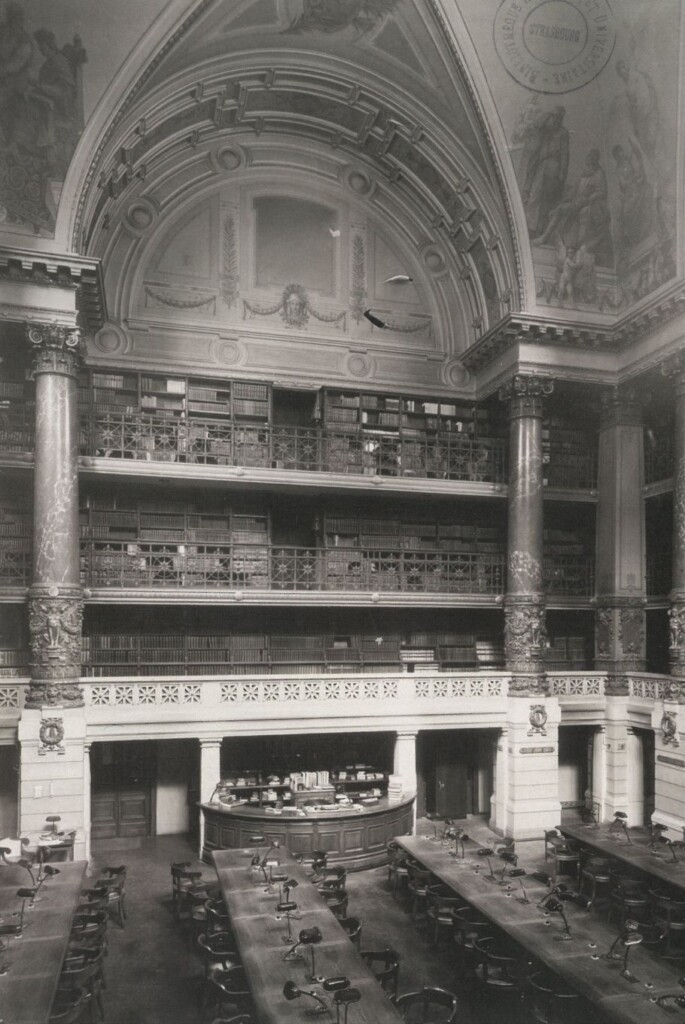 Zdjęcie starej, bardzo ozdobnej czytelni bibliotecznej z wysokim sklepieniem.