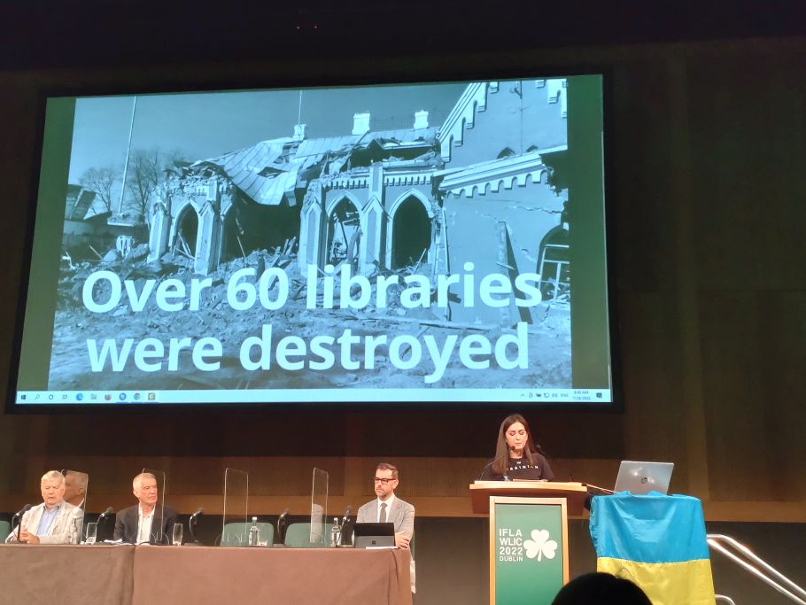 Zdjęcie z konferencji prelegentka przedstawia slajd: Over 60 libraries were destroyed
