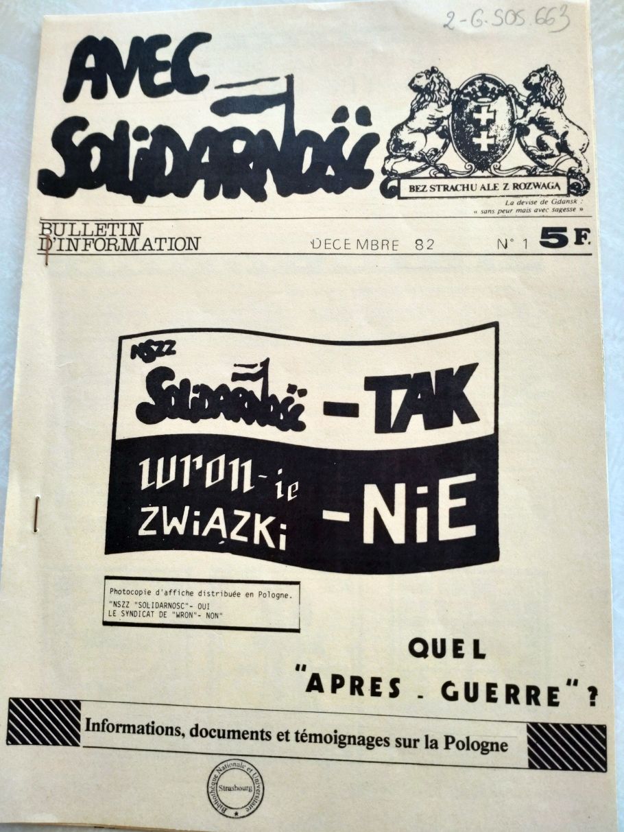 Zdjęcie strony tytułowej gazetki Avec Solidarność, na niej flaga z napisami Solidarność -TAK, wronie związki - NIE.