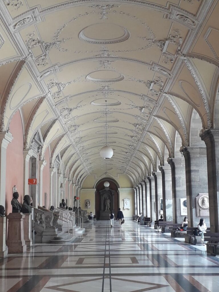 korytarz z bogato zdobionymi ścianami i sufitem