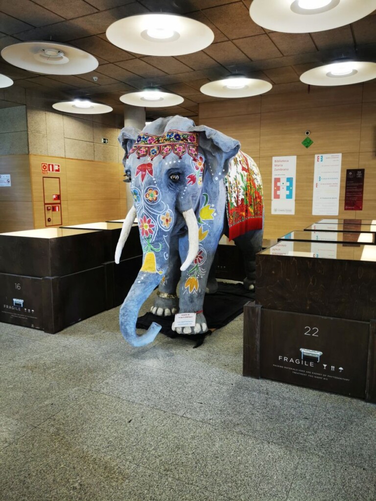 Zdjęcie kolorowej figury słonia naturalnych rozmiarów we wnętrzu.