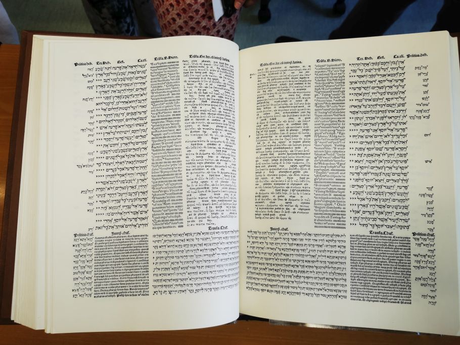 Zdjęcie otwartej książki, wewnątrz treść w alfabecie hebrajskim.