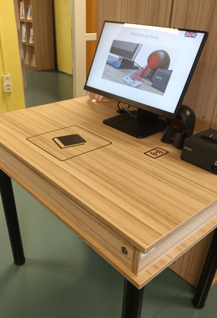 monitor na drewnianym stoliku