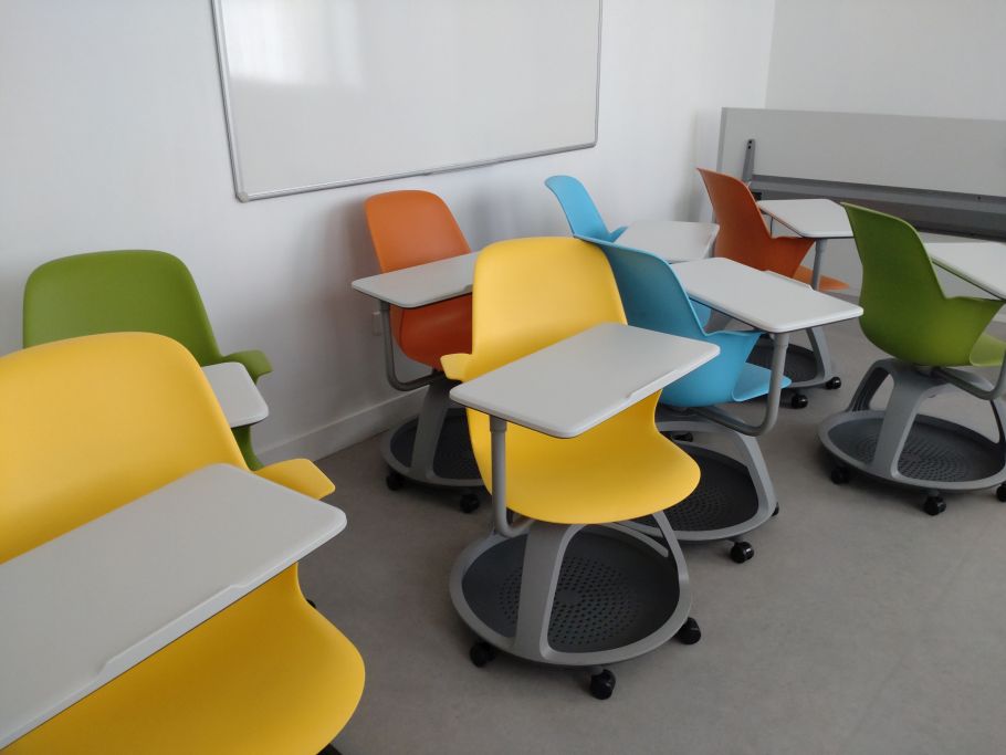kolorowe plastikowe krzesła na kółkach ze stolikami